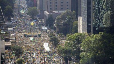 Multitudinarias marchas en 21 estados de Brasil contra el gobierno de Rousseff