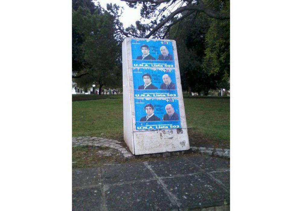 Repudian el pegado de afiches del Frente Renovador sobre la placa que recuerda a los desaparecidos