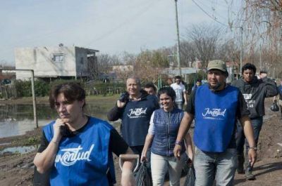 Contin�a el trabajo y la ayuda en las zonas afectadas por el agua