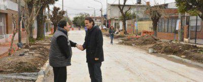 Katopodis recorri� nuevas cuadras pavimentadas del Barrio UTA