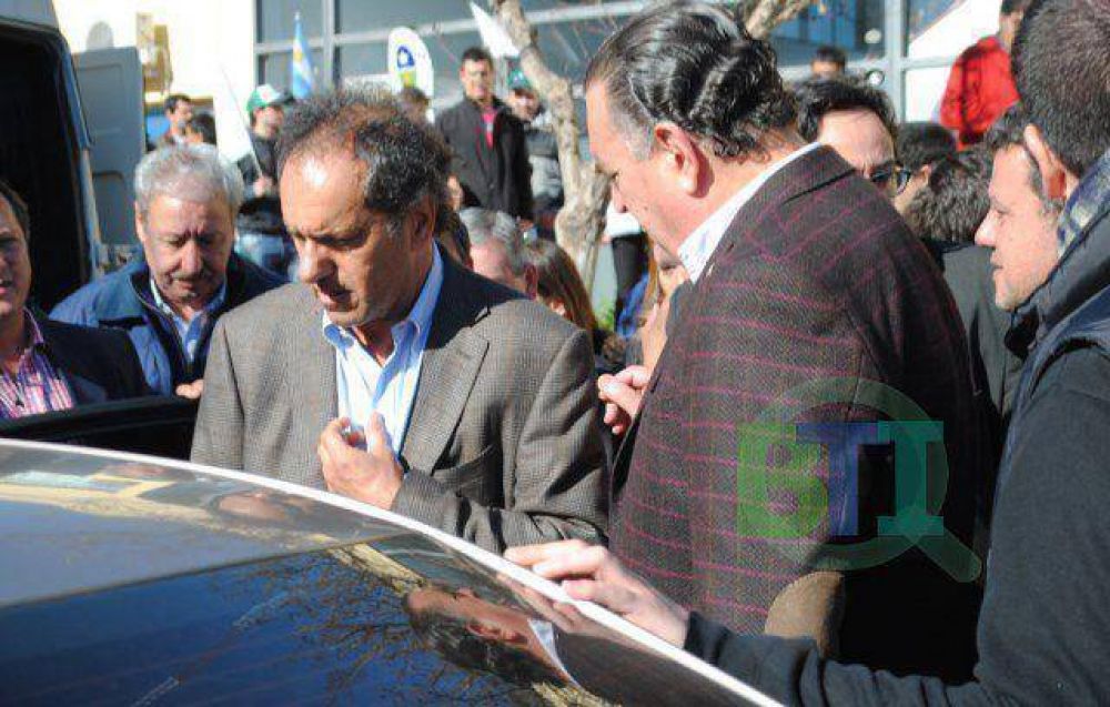 En una inesperada visita, Scioli entreg� fondos para la construcci�n de un laboratorio de la OCABA