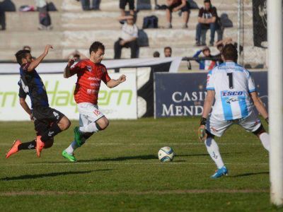 Gimnasia, que sigue aturdido tras perder el cl�sico, empat� de local con Juventud Unida