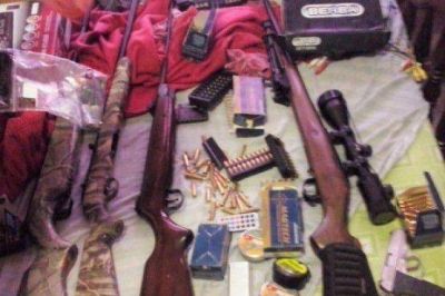 Un remisero amenaz� a su vecina con un arma: En su casa hallan un verdadero arsenal