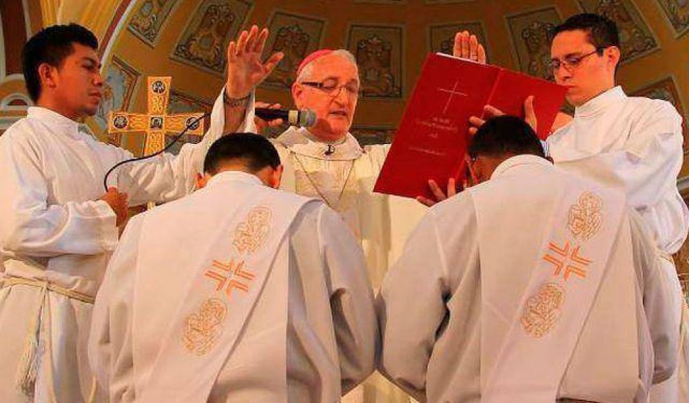 Un obispo español ordena a siete nuevos sacerdotes en Honduras