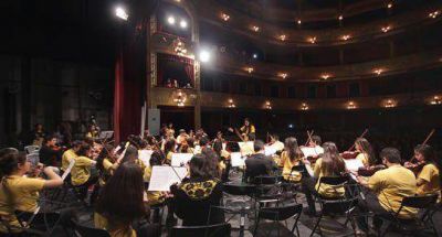 Orquestas de chicos hicieron m�sica en el Teatro Municipal