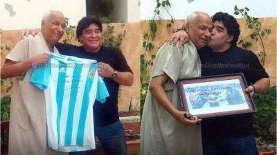 Maradona visit� al �rbitro que no vio La mano de Dios y le hizo un regalo especial
