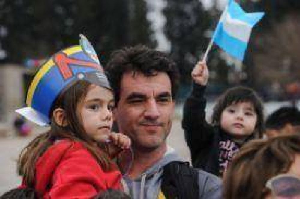 Una multitud acompa�� el desfile en homenaje a San Mart�n en Tecn�polis