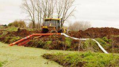 Tratan de bajar el nivel de agua en Madariaga colocando una bomba