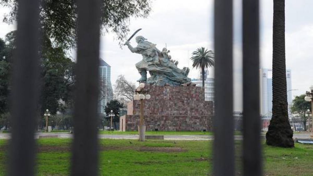 Pese al cambio de estatua, sigue cerrada la plaza que est� detr�s de la Rosada