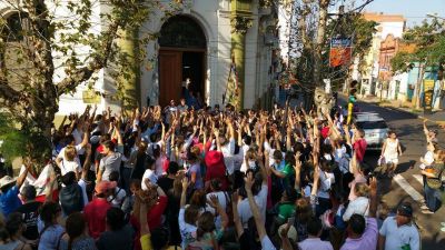 Pe�a y vigilia de docentes misioneros por el acuerdo salarial