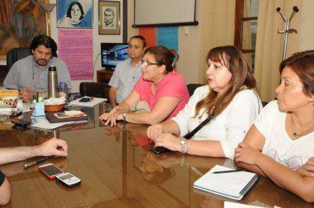 Los docentes vuelven a clases y buscan consenso gremial para convocar a paro