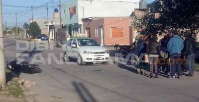 Motociclista result� herido al colisionar con un remis en el barrio Sarmiento