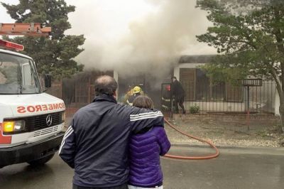 En r�pida intervenci�n bomberos controlan incendio en Rada Tilly