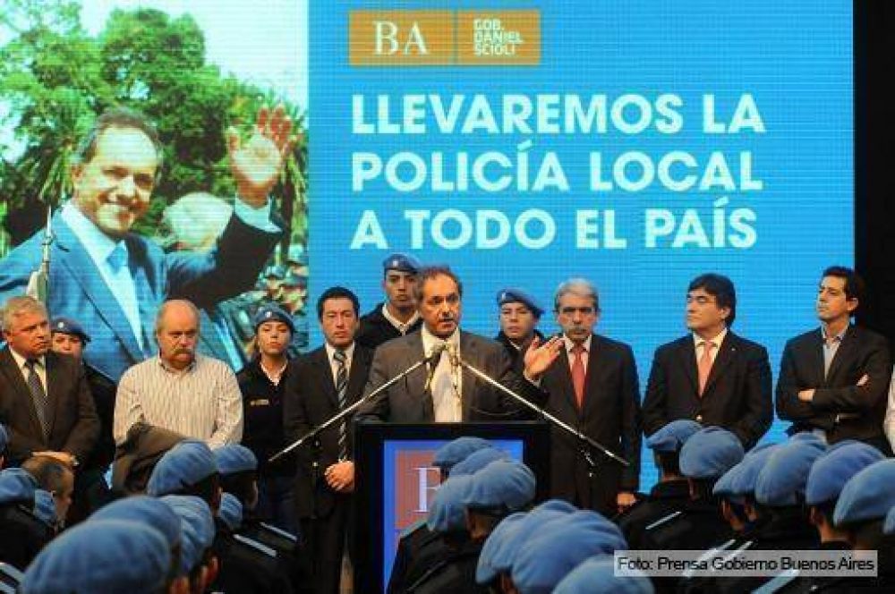 Scioli inst� a la polic�a a 
