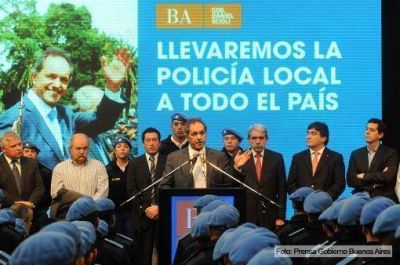 Scioli inst� a la polic�a a 
