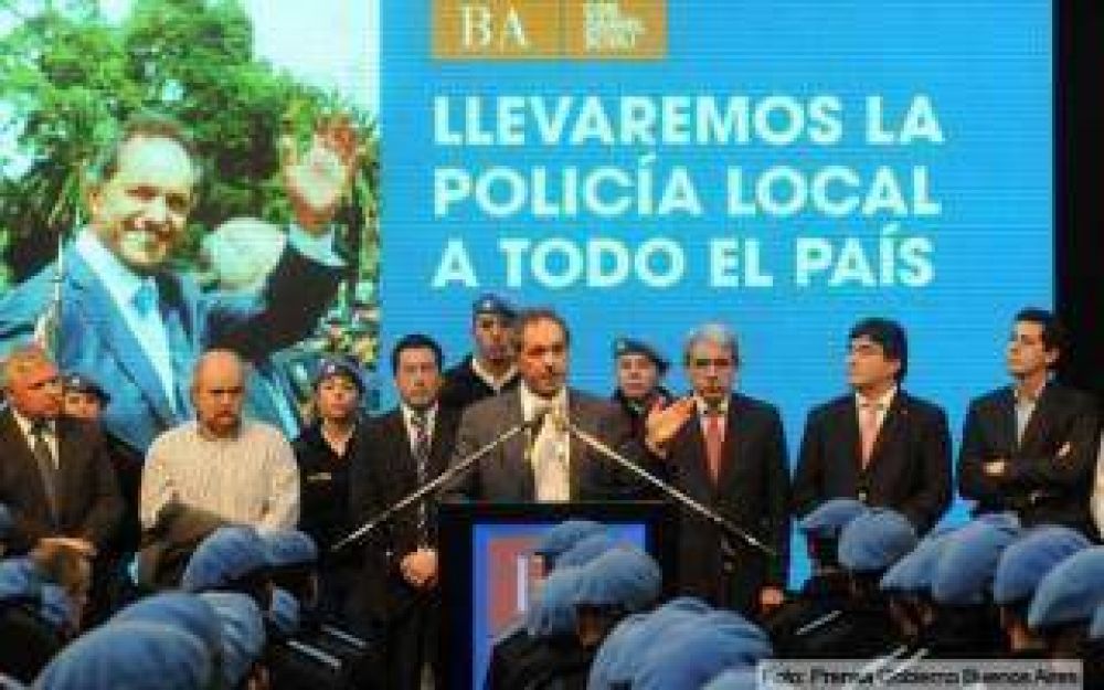 Scioli encabez� egreso de Polic�a Local en Malvinas Argentinas