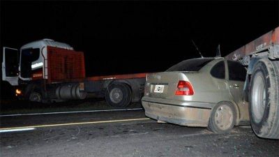 Camionero dobl� en U y un auto se incrust� debajo del acoplado