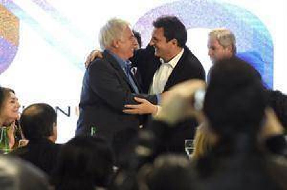 Massa relanz� su campa�a junto con De la Sota