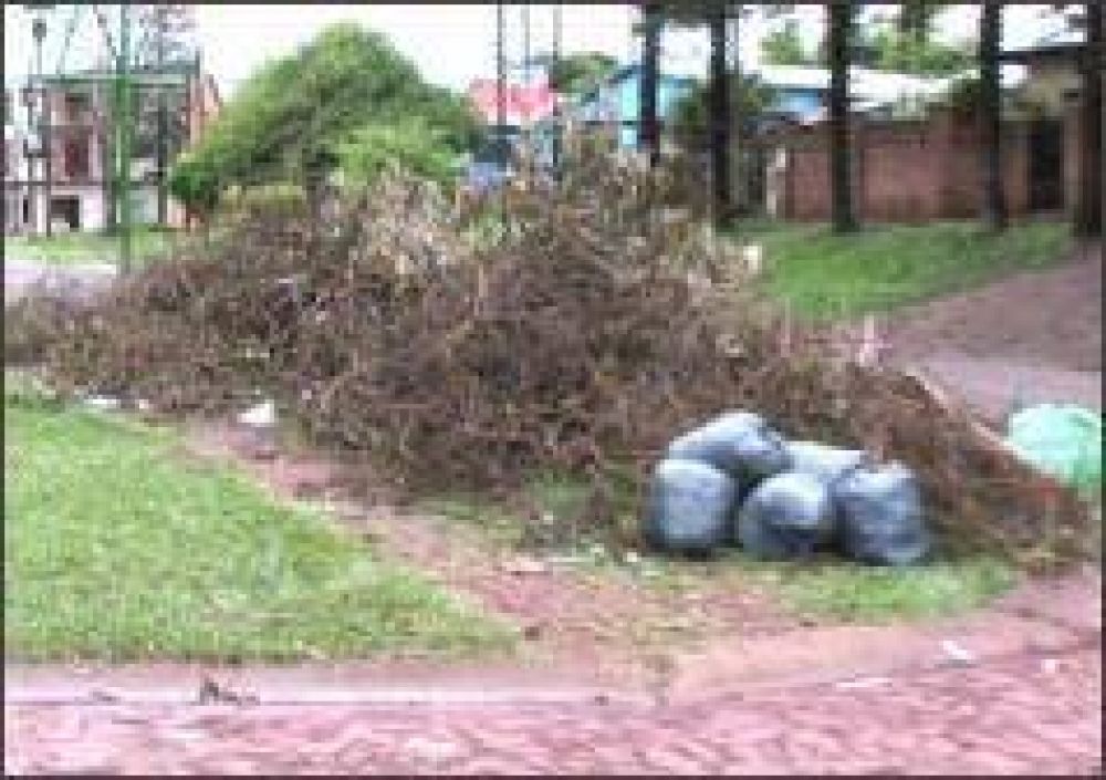 Malestar de vecinos por calles en mal estado y basura en la Chacra 74