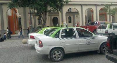 Taxistas en asamblea permanente a la espera de respuesta de autoridades municipales