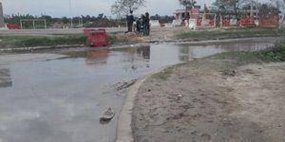 Ca�o roto genera p�rdida de agua �hace d�as�