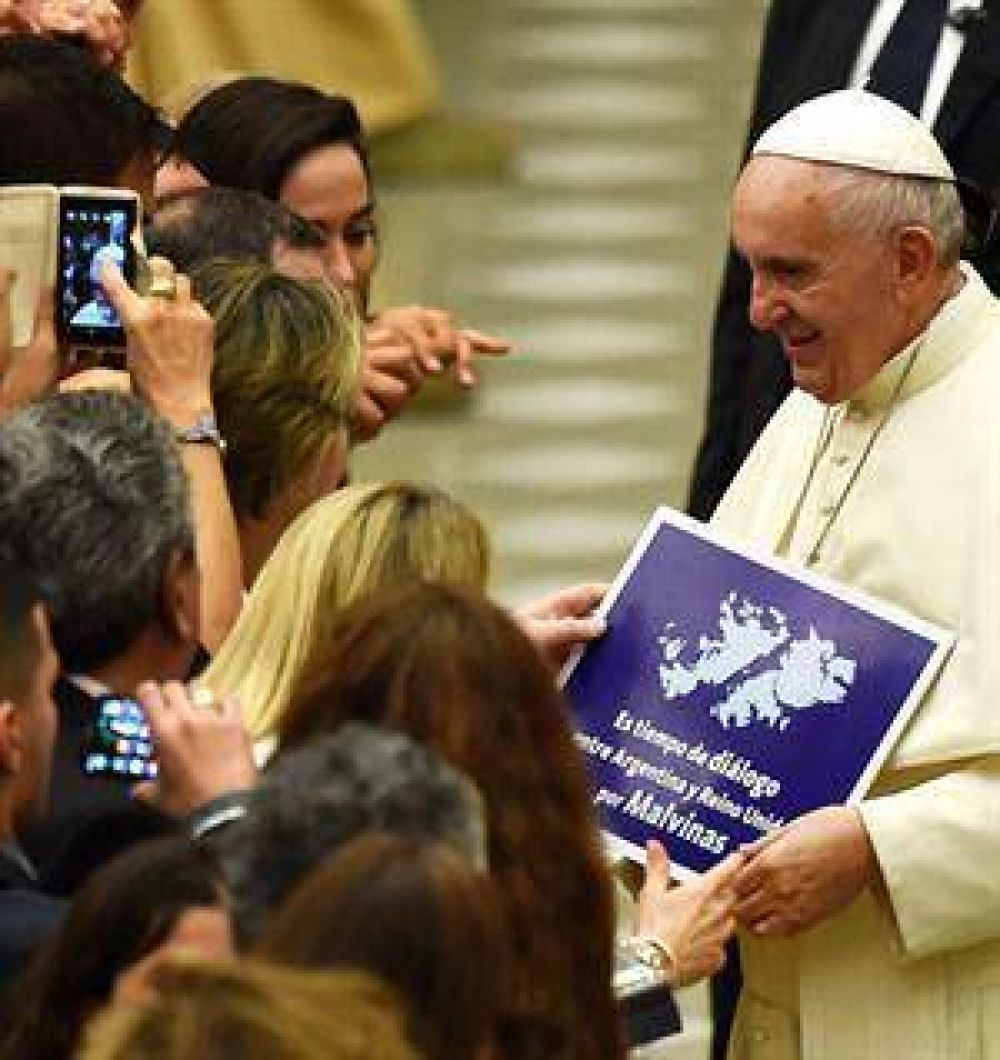 Fotografiaron al papa Francisco con un cartel que pide dilogo entre Argentina y el Reino Unido por Malvinas
