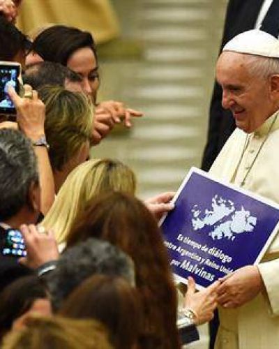 Fotografiaron al papa Francisco con un cartel que pide di�logo entre Argentina y el Reino Unido por Malvinas