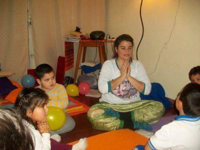 Importante charla sobre yoga para ni�os