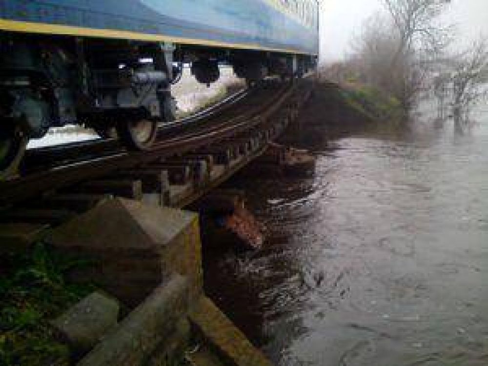 ADELANTO-DESCARRILAMIENTO: Cedieron los pilares que sostienen el puente de las v�as del tren