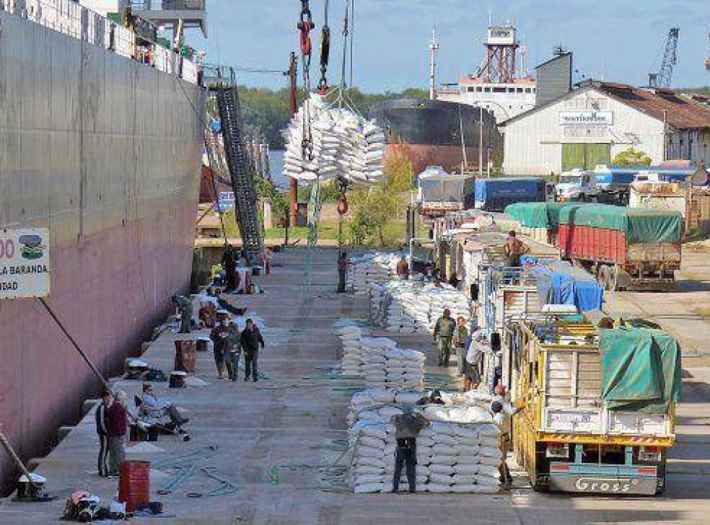 Urribarri dijo que en un mes se embarcarn 90 mil toneladas desde puertos entrerrianos 