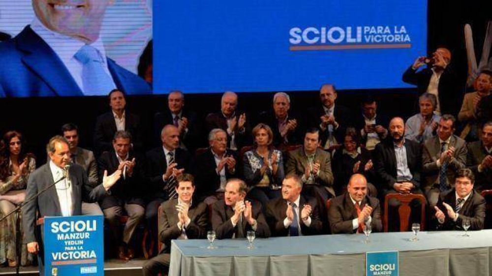 Luc�a acompa�� a Scioli en un acto en Tucum�n