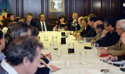 Scioli anunci� beneficios y firm� la emergencia agropecuaria provincial