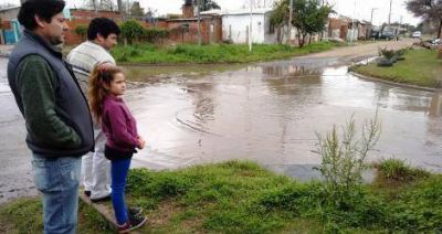 Cloacas en French y Almafuerte, la esquina de Los Aromos donde hay un 