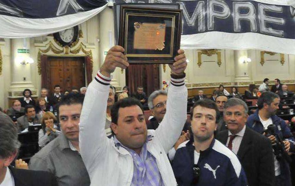 Talleres expuls� al jefe de �La Fiel� y a otros dos socios