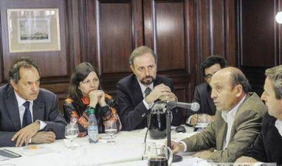 Scioli anunci� beneficios y firm� la emergencia agropecuaria provincial