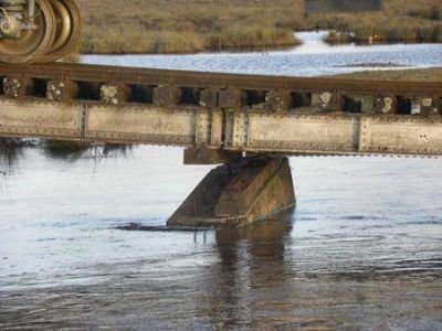 CEDIERON LOS PILARES QUE SOSTIENEN EL PUENTE DE LAS V�AS DEL TREN