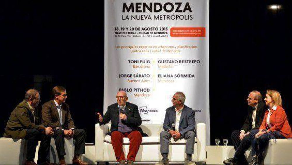 Su�rez alienta la multiplicaci�n de los municipios