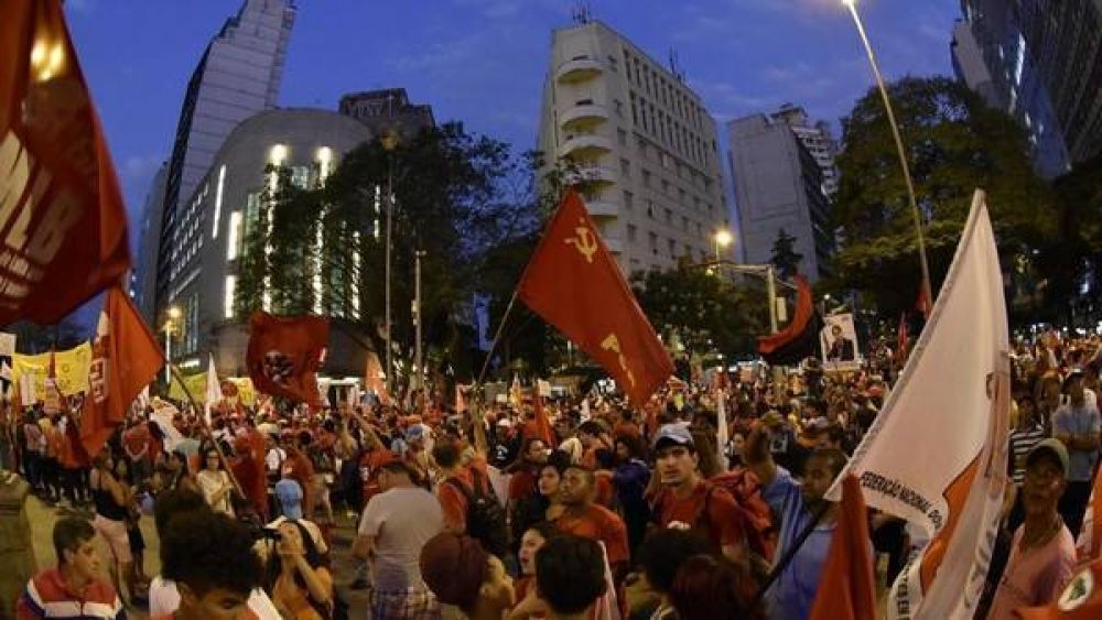 El oficialismo de Brasil sacó su gente a la calle en apoyo a Dilma