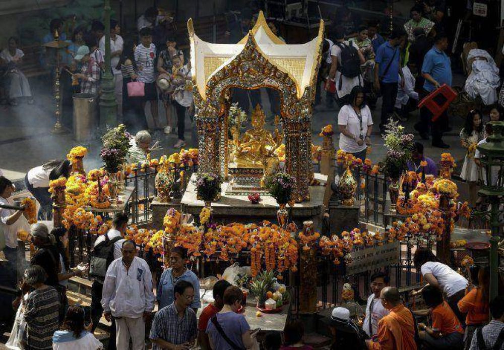 Con una ceremonia interreligiosa, Tailandia record� a las v�ctimas del atentado