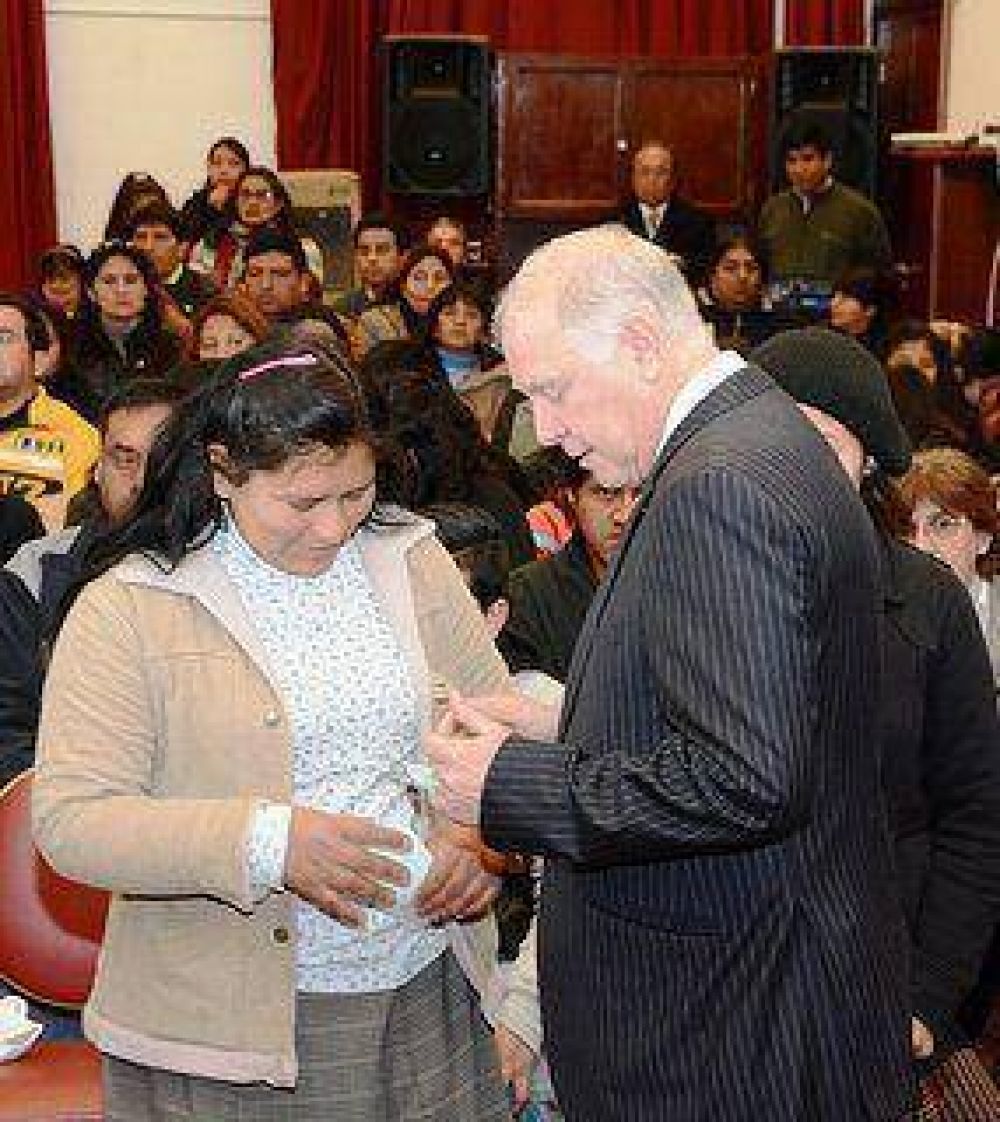 Jenefes entreg� 200 becas legislativas a j�venes estudiantes