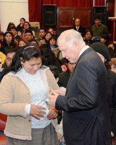 Jenefes entreg� 200 becas legislativas a j�venes estudiantes