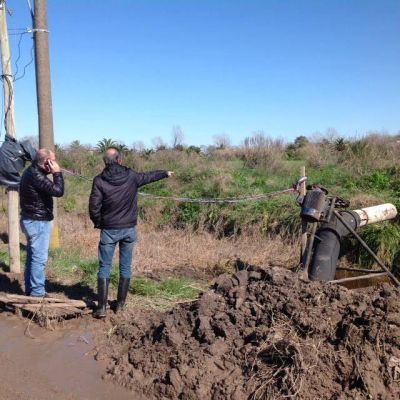 Mantenimiento de bombas de achique y colocaci�n de compuertas en Remedios de Escalada y en Las Violetas