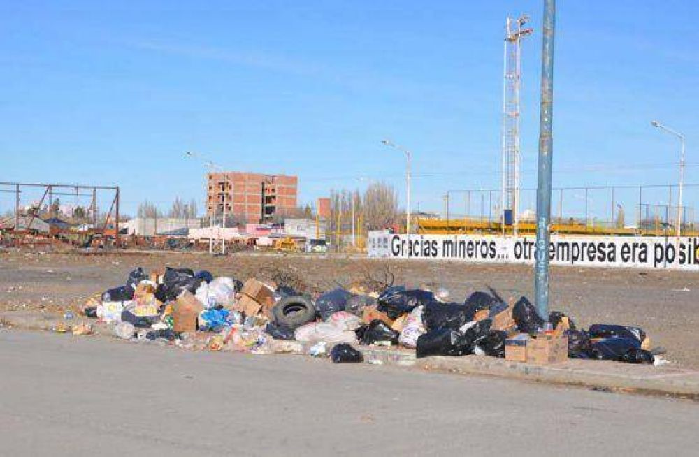 Siguen arrojando basura en predio de la costanera tras su saneo