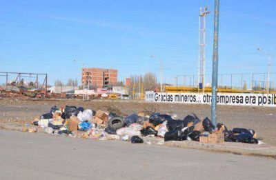 Siguen arrojando basura en predio de la costanera tras su saneo