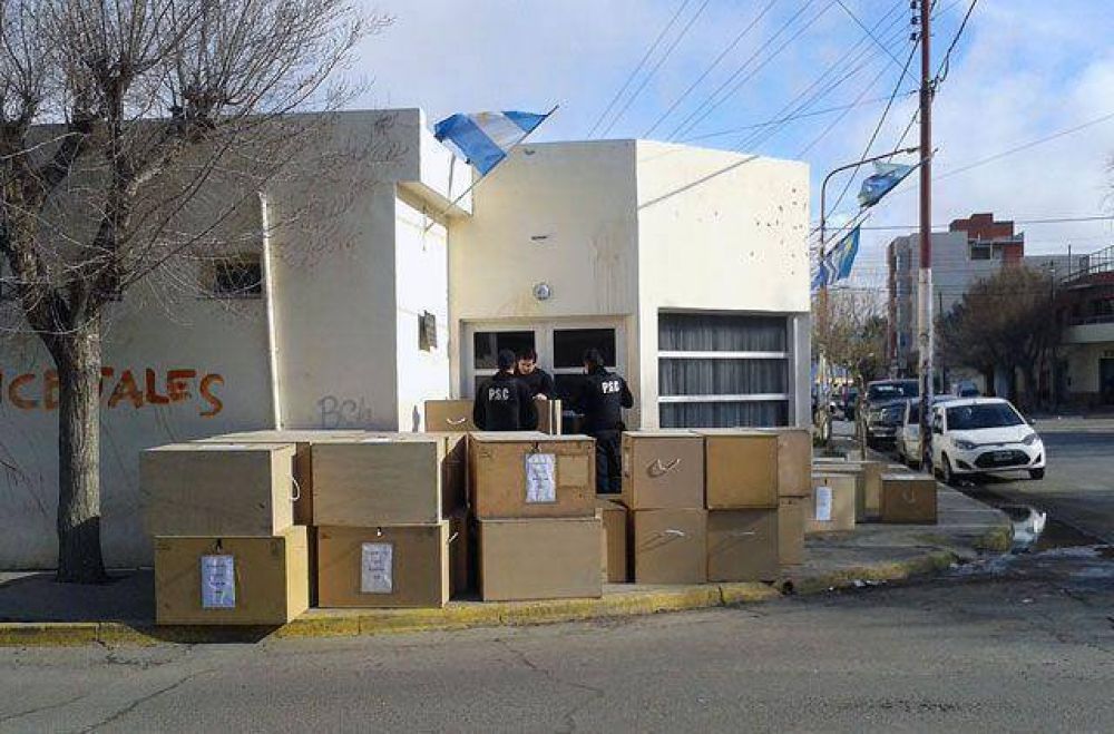41 cajones con documentacin municipal pasaron la noche afuera del HCD en Caleta Olivia