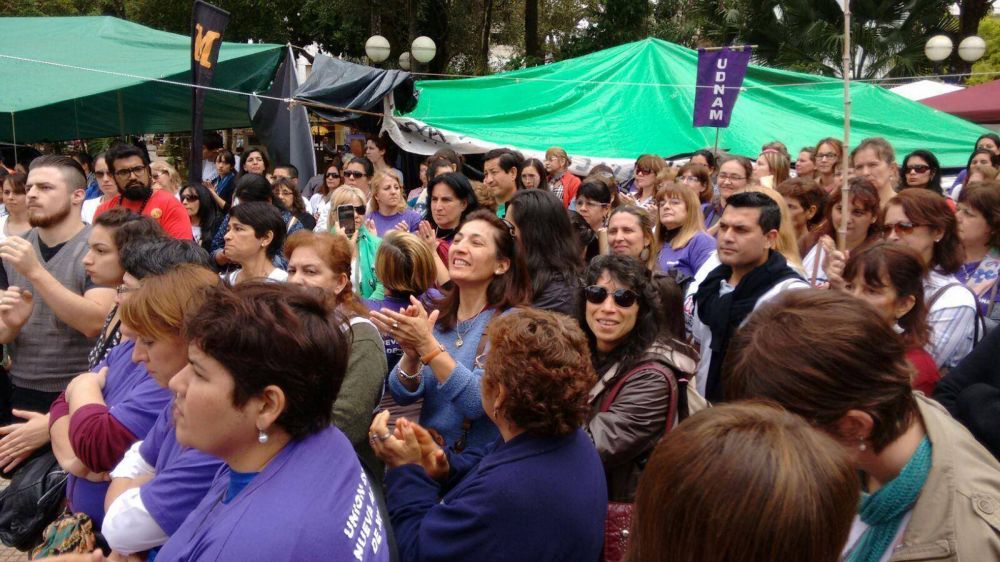 Docentes se re�nen para analizar la contrapropuesta del gobierno