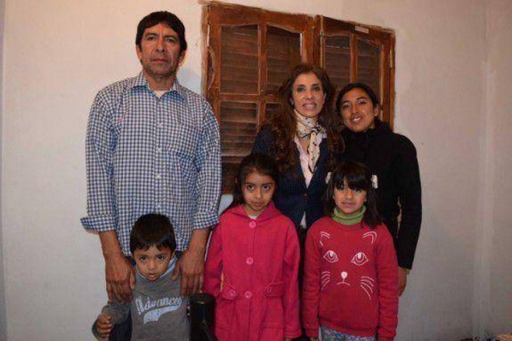 La Dra. Claudia de Zamora entreg� viviendas sociales