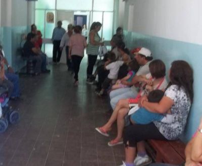 Suspendieron a dos profesionales del hospital donde naci� un beb� en el ba�o
