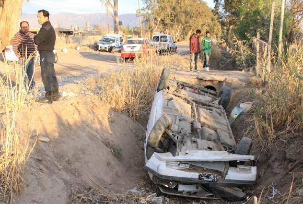 Perdi� el control, volc� y el auto aplast� a su mam�