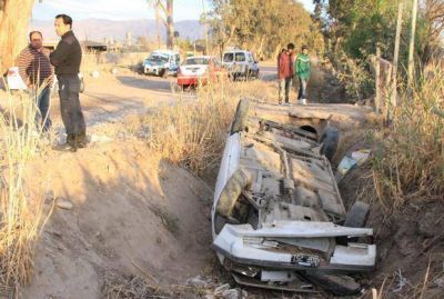 Perdi� el control, volc� y el auto aplast� a su mam�